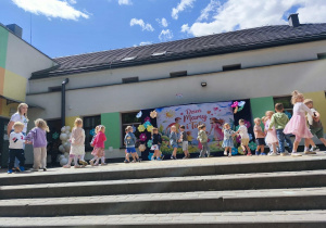 Występy grupy II "Wiewiórek" na tarasie przedszkolnym.