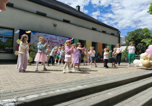 Występy grupy III "Żabek" na tarasie przedszkolnym.