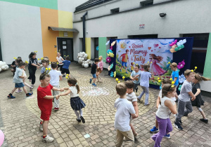 Występy grupy V "Pszczółek" na tarasie przedszkolnym.