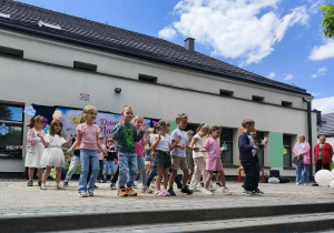 Występy grupy IV "Motylków" na tarasie przedszkolnym.