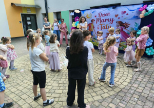 Zumba na tarasie, prowadzona przez p. Lidię Antczak.