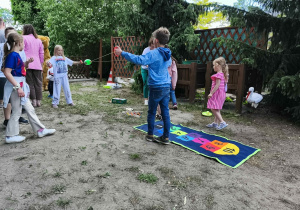 Gry i zabawy ruchowe na ogrodzie przedszkolnym.