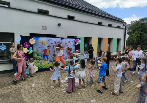 Zumba na tarasie, prowadzona przez p. Lidię Antczak.
