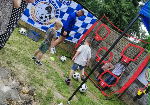 Zabawy z piłką nożną, prowadzone przez trenerów z Klubu Piłkarskiego Kotan Ozorków.