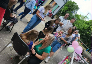 Stoisko z kolorowymi warkoczykami.