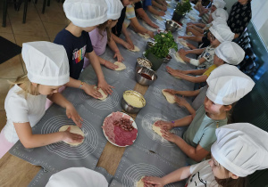 Ręcznie formujemy ciasto na pizzę.