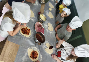Nakładamy na uformowane ciasto sos pomidorowy - jeden z najważniejszych składników do pizzy.