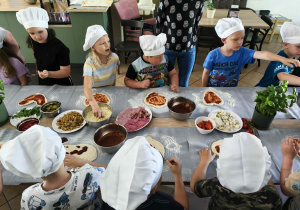 Dodajemy do pizzy ulubione dodatki.