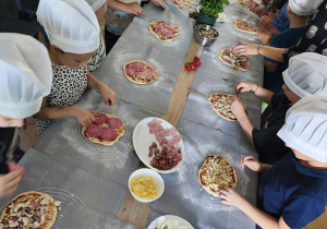 Dodajemy do pizzy ulubione dodatki.