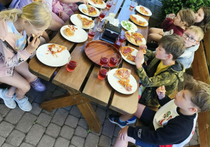 Degustacja pizzy na tarasie w Pizzerii "Źródełko".