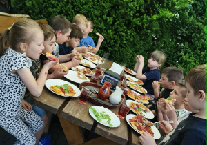 Degustacja pizzy na tarasie w Pizzerii "Źródełko".