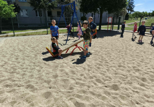 "Pszczółki" spędzają czas na świeżym powietrzu.