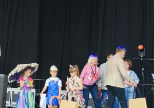 Dziewczynki na scenie otrzymują dyplom oraz nagrodę.
