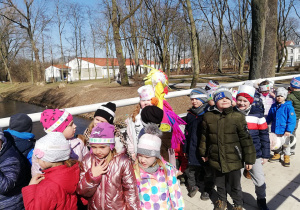 Dzieci z "Kaczuszek" i "Wiewiórek" z Marzanną żegnają zimę.