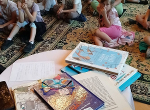 Wycieczka piesza "Motylków" do Miejskiej Biblioteki Publicznej w Ozorkowie.