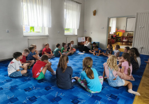 W ciszy i skupieniu słuchamy opowieści pt. "Lato Toli".