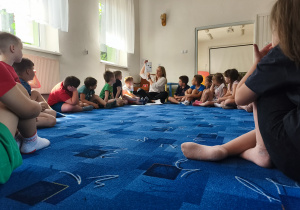 Pszczółki rozwiązują zagadki obrazkowe, utrwalając sobie nazwy różnych, ciekawych miejsc na świecie.