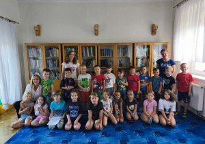 Pamiątkowe zdjęcie "Pszczółek" w Bibliotece na Osiedlu wraz z nauczycielkami i bibliotekarką - p. Anią.