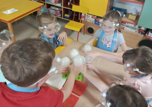 Dzieci z grupy IV trzymają w dłoniach kubeczki z dymiącymi koktajlami.