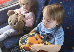 Dzieci jadą autobusem do sali zabaw.