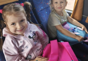 Dzieci jadą autobusem do sali zabaw.