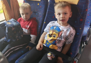 Dzieci jadą autobusem do sali zabaw.