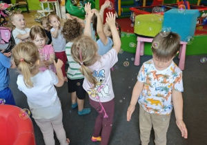 Dzieci podczas zabawy w sali zabaw.