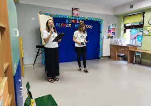 Prowadzące witają przybyłych gości.