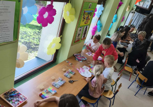 Atrakcje dla dzieci: tatuaże brokatowe, bransoletki koralikowe, zabawy stolikowe.