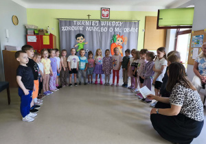 Dzieci z grupy III recytują wierszyk pt. "Zdrowie mam, bo o nie dbam!".