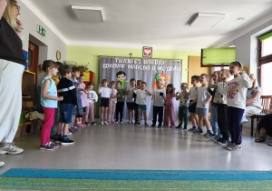 Dzieci z grupy IV śpiewają "Hymn zdrowych dzieciaków".