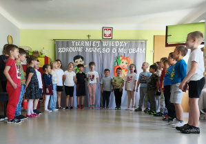 Dzieci z grupy V śpiewają piosenkę pt. "Dbaj o zdrowie".