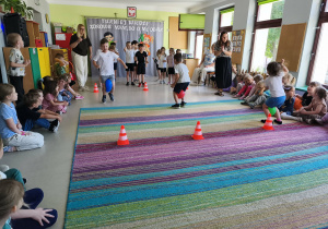 Uczestnicy turnieju podczas konkurencji - "wyścig z balonem".