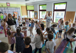 Wspólna zabawa dzieci z trzech, starszych grup przy znanych i lubianych utworach.