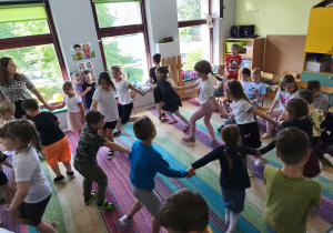 Wspólna zabawa dzieci z trzech, starszych grup przy znanych i lubianych utworach.