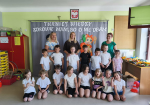 Pamiątkowe zdjęcie uczestników na tle przygotowanej wcześniej dekoracji tematycznej.