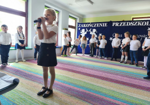 Dzieci kolejno recytują wierszyki.