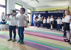 Dzieci wspólnie recytują wierszyk.