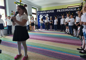 Dzieci kolejno recytują wierszyki.