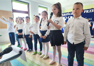 Dzieci kolejno recytują wierszyki.