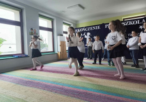 Młodsze dzieci wykonują układ taneczny do utworu.