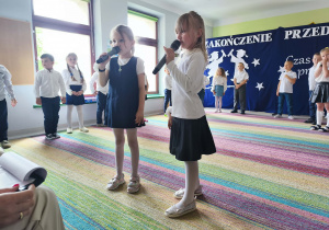 Dzieci wspólnie recytują wierszyk.
