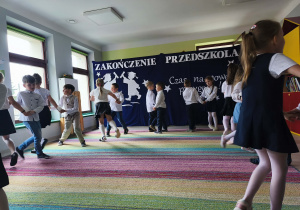 Wszystkie dzieci tańczą dla Rodziców.