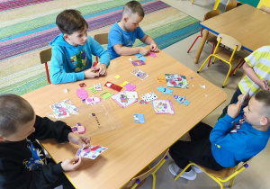 Chłopcy tworzą piankowe stworki według własnego pomysłu.
