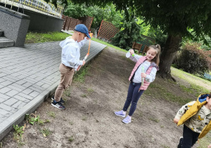 Puszczamy bańki mydlane w ogrodzie przedszkolnym.