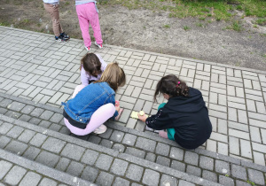 Rysujemy kredą na tarasie przedszkolnym.