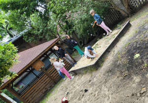 Zabawa swobodna w piaskownicy w ogrodzie przedszkolnym.