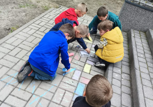 Rysujemy kredą na tarasie przedszkolnym.