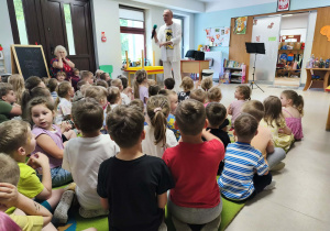 Wraz z p. Witkiem śpiewamy piosenkę na powitanie.