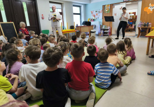 Słuchamy dźwięków płynących z oboju.
